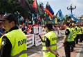 Шахтеры на акции протеста у здания Рады Украины в Киеве. Митингующие протестуют против постоянных задержек зарплат и требуют увеличения заработной платы Шахтеры на акции протеста у здания Рады Украины в Киеве. Митингующие протестуют против постоянных задержек зарплат и требуют увеличения заработной платы