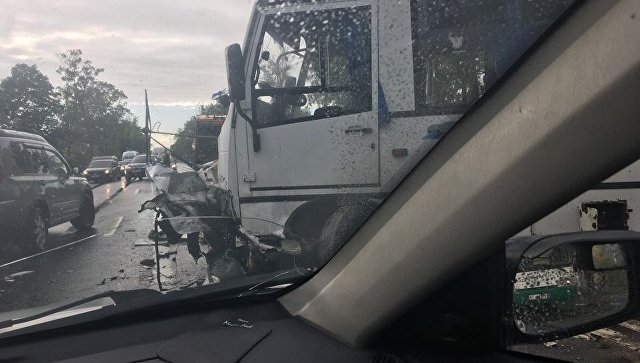 На месте столкновения микроавтобуса с двумя легковушками в Санкт-Петербурге. 19 июня 2018