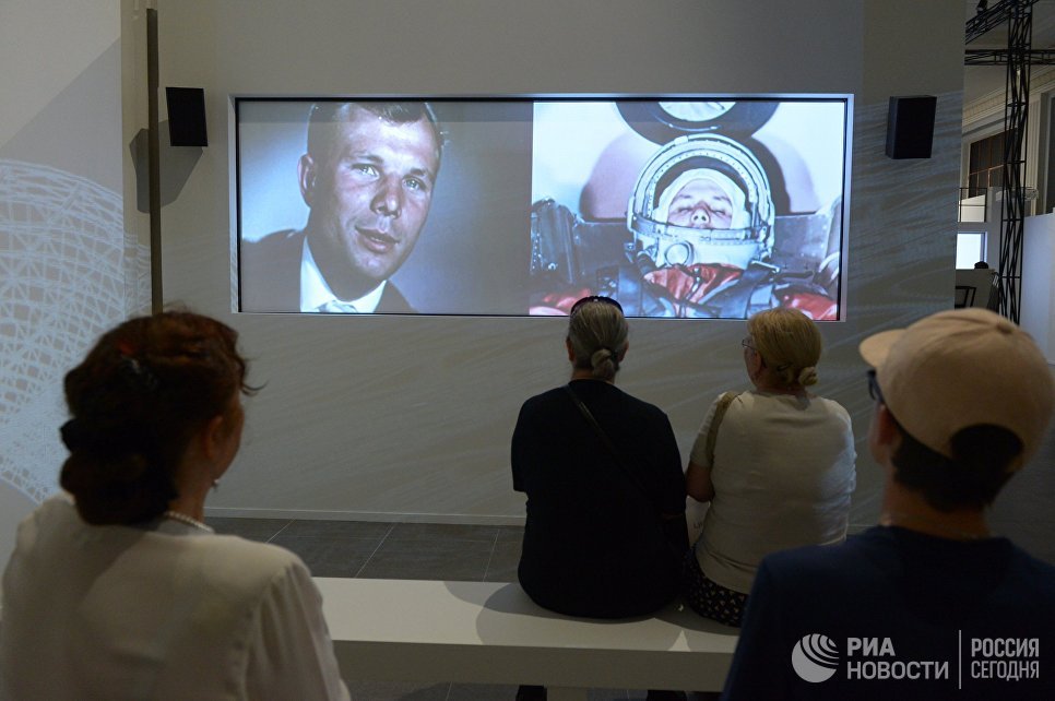 Посетители на выставке Между небом и землей на ВДНХ в Москве Посетители на выставке Между небом и землей на ВДНХ в Москве