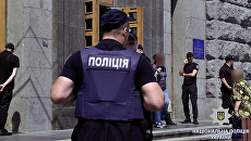 Полиция у здания Харьковского городского совета, где неизвестные распылили газ. 20 июня 2018 Полиция у здания Харьковского городского совета, где неизвестные распылили газ. 20 июня 2018