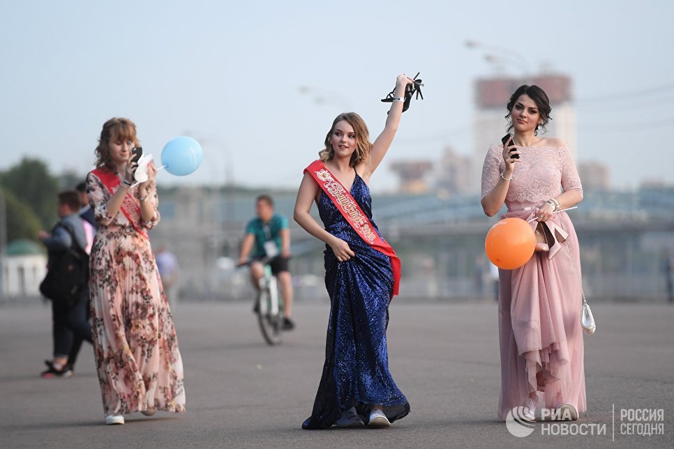 Выпускницы московских школ в Центральном парке культуры и отдыха имени Горького в Москве Выпускницы московских школ в Центральном парке культуры и отдыха имени Горького в Москве
