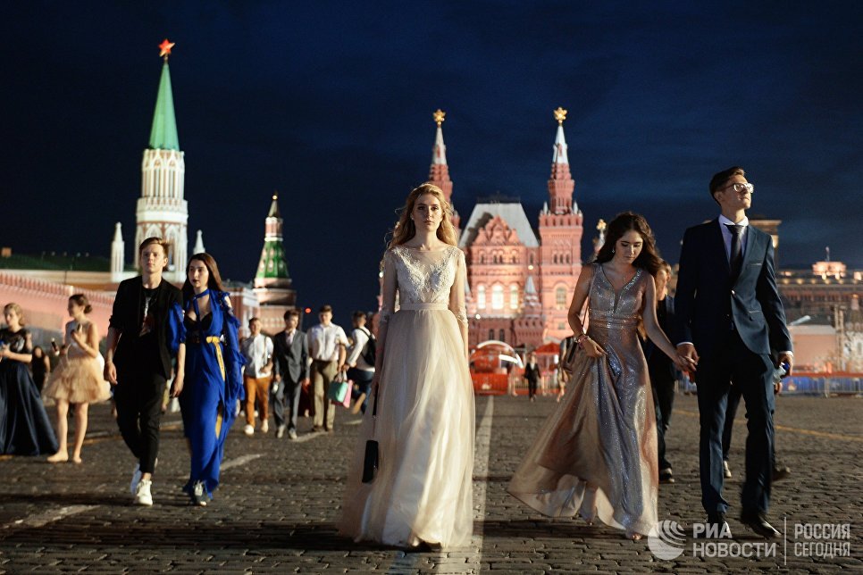 Выпускники российских школ после церемонии вручения VIII Всероссийской премии Выпускник-2018 в Государственном Кремлевском дворце в Москве Выпускники российских школ после церемонии вручения VIII Всероссийской премии Выпускник-2018 в Государственном Кремлевском дворце в Москве