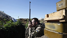 Украинский военный на позиции в Донбассе. Архивное фото Украинский военный на позиции в Донбассе. Архивное фото