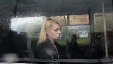 Женщина в автобусе во время дождя в Москве. Архивное фото Женщина в автобусе во время дождя в Москве. Архивное фото