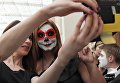 Участник карнавального шествия, проходящего в рамках празднования традиционного мексиканского праздника День мертвых, в Москве Участник карнавального шествия, проходящего в рамках празднования традиционного мексиканского праздника День мертвых, в Москве