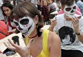 Участники карнавального шествия, проходящего в рамках празднования традиционного мексиканского праздника День мертвых, в Москве Участники карнавального шествия, проходящего в рамках празднования традиционного мексиканского праздника День мертвых, в Москве