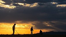 Поиск метеоритов в пустыне. Архивное фото Поиск метеоритов в пустыне. Архивное фото