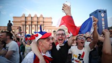 Болельщики празднуют победу сборной России Болельщики празднуют победу сборной России