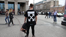 По просьбе РИА Новости создатель YouTube -канала Stock MSK Сергей Лемеш демонстрирует свой гардероб. На нем одежды на 118 000 рублей: Куртка tnf x supreme - 33000; футболка Off white - 17000; ремень Off white - 15000; кроссовки adidas yeezy boost 350 oreo - 46000; джинсы Us Polo – 7000 По просьбе РИА Новости создатель YouTube -канала Stock MSK Сергей Лемеш демонстрирует свой гардероб. На нем одежды на 118 000 рублей: Куртка tnf x supreme - 33000; футболка Off white - 17000; ремень Off white - 15000; кроссовки adidas yeezy boost 350 oreo - 46000; джинсы Us Polo – 7000