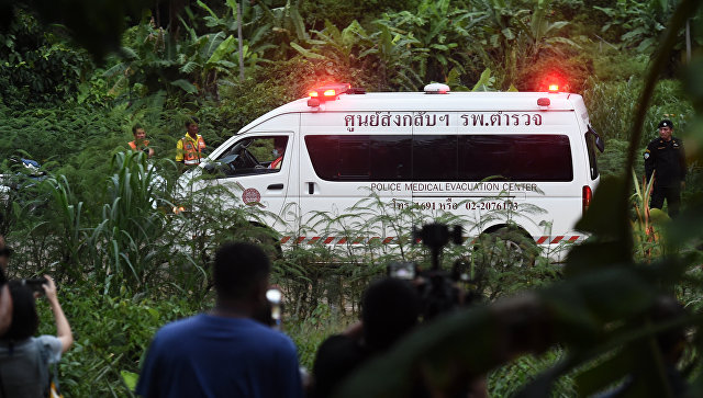 Скорая помощь покидает район пещеры Тхам Луанг в Таиланде после того, как водолазы эвакуировали несколько детей. 8 июля 2018