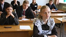 Ученица, сдающая ЕГЭ, перед началом экзамена в школе Ученица, сдающая ЕГЭ, перед началом экзамена в школе