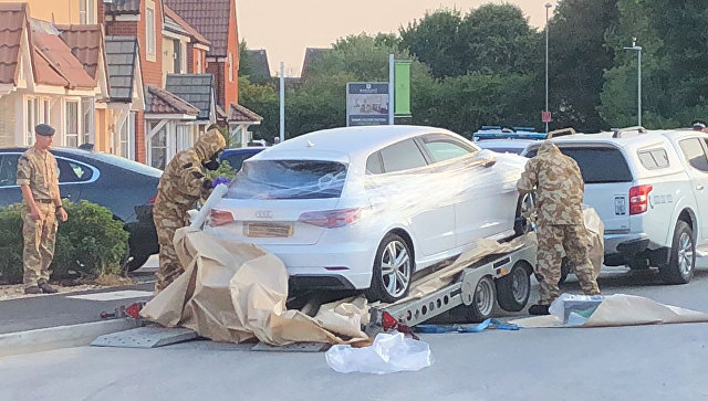 Эвакуация автомобиля в Эймсбери в связи с расследованием отравления двух человек неизвестным веществом