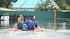 Сотрудники МЧС на затопленной в результате паводка улице в Чите. Архивное фото Сотрудники МЧС на затопленной в результате паводка улице в Чите. Архивное фото