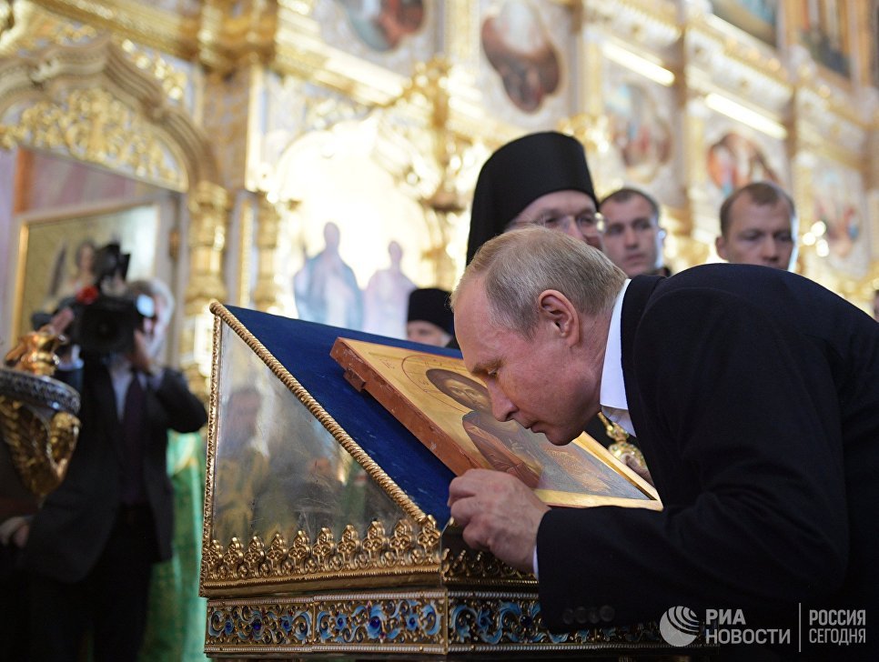 Президент РФ Владимир Путин во время посещения Валаамского монастыря в день празднования памяти преподобных Сергия и Германа Валаамских Президент РФ Владимир Путин во время посещения Валаамского монастыря в день празднования памяти преподобных Сергия и Германа Валаамских