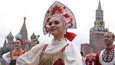 Выступление танцевального коллектива перед началом выставочного матча легенд ФИФА на Красной площади в Москве Выступление танцевального коллектива перед началом выставочного матча легенд ФИФА на Красной площади в Москве