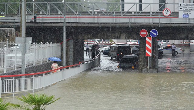 Автомобильная дорога во время ливня в Сочи. Архивное фото