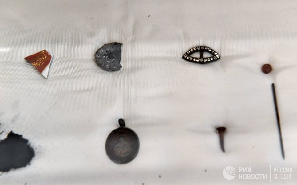 Остатки найденных в камине вещей, принадлежавших великим княжнам в Екатеринбурге, в доме Ипатьева, в Музее святой царской семьи.