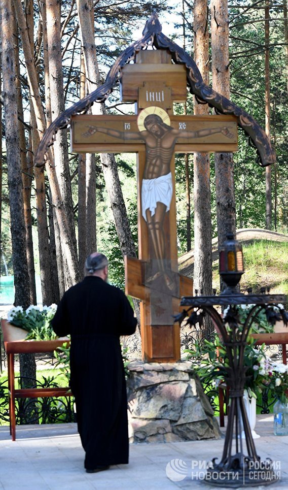 Поминальный крест у Алапаевской шахты, куда были сброшены члены Дома Романовых и близкие к ним люди Поминальный крест у Алапаевской шахты, куда были сброшены члены Дома Романовых и близкие к ним люди