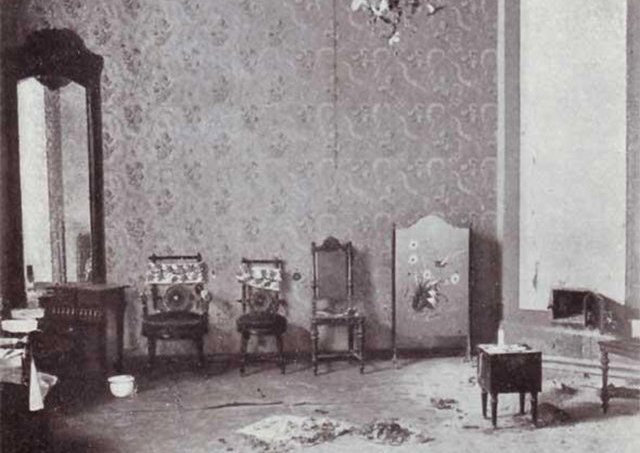 Комната Княжон после убийства. На полу извлеченные следствием зола и остатки вещей