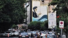 Автомобильное движение на улице Бахонара в Тегеране. Архивное фото Автомобильное движение на улице Бахонара в Тегеране. Архивное фото