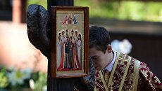 Священнослужитель на Ганиной Яме после окончания крестного хода, приуроченного к 100-летию гибели царской семьи, в Екатеринбурге. 17 июля 2018 Священнослужитель на Ганиной Яме после окончания крестного хода, приуроченного к 100-летию гибели царской семьи, в Екатеринбурге. 17 июля 2018