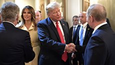 Президент РФ Владимир Путин и президент США Дональд Трамп с супругой Меланьей после совместной пресс-конференции в Хельсинки. 16 июля 2018 Президент РФ Владимир Путин и президент США Дональд Трамп с супругой Меланьей после совместной пресс-конференции в Хельсинки. 16 июля 2018