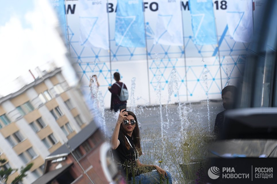 Участница Московского урбанистического форума в парке Зарядье в Москве Участница Московского урбанистического форума в парке Зарядье в Москве