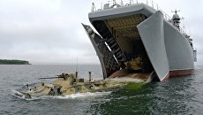 Тренировка роты морской пехоты на бронетранспортерах. Архивное фото Тренировка роты морской пехоты на бронетранспортерах. Архивное фото