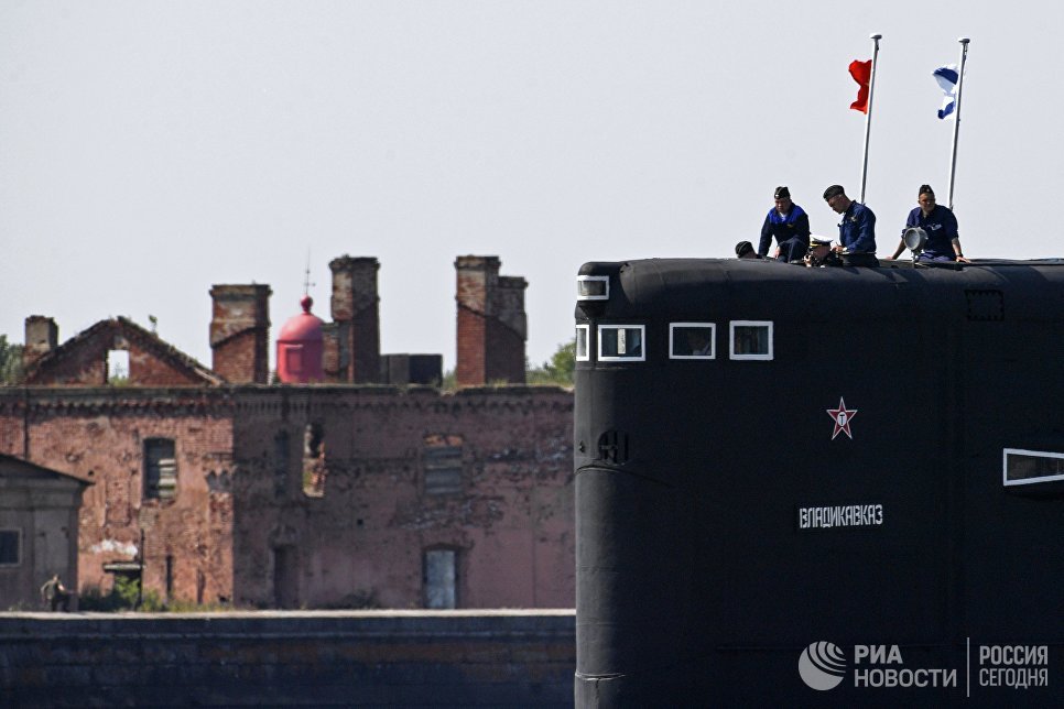 Моряки на рубке дизель-электрической подводной лодки Владикавказ проекта 877 на репетиции парада в честь Дня Военно-морского флота в Кронштадте Моряки на рубке дизель-электрической подводной лодки Владикавказ проекта 877 на репетиции парада в честь Дня Военно-морского флота в Кронштадте