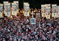 Верующие перед началом крестного хода у стен в храма-памятника на Крови во имя Всех святых, в земле Российской просиявших, в Екатеринбурге, приуроченного к 100-летию гибели царской семьи Верующие перед началом крестного хода у стен в храма-памятника на Крови во имя Всех святых, в земле Российской просиявших, в Екатеринбурге, приуроченного к 100-летию гибели царской семьи