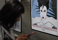 Посетительница у картины Патрика Нагеля Nagel Commemorative №2 на выставке произведений классиков современного поп-арта в культурно-выставочном центре Гранатный двор Посетительница у картины Патрика Нагеля Nagel Commemorative №2 на выставке произведений классиков современного поп-арта в культурно-выставочном центре Гранатный двор
