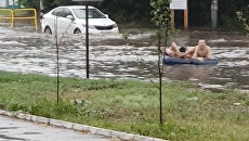 Вплавь по проезжей части: сильные ливни затопили улицы Тольятти Вплавь по проезжей части: сильные ливни затопили улицы Тольятти