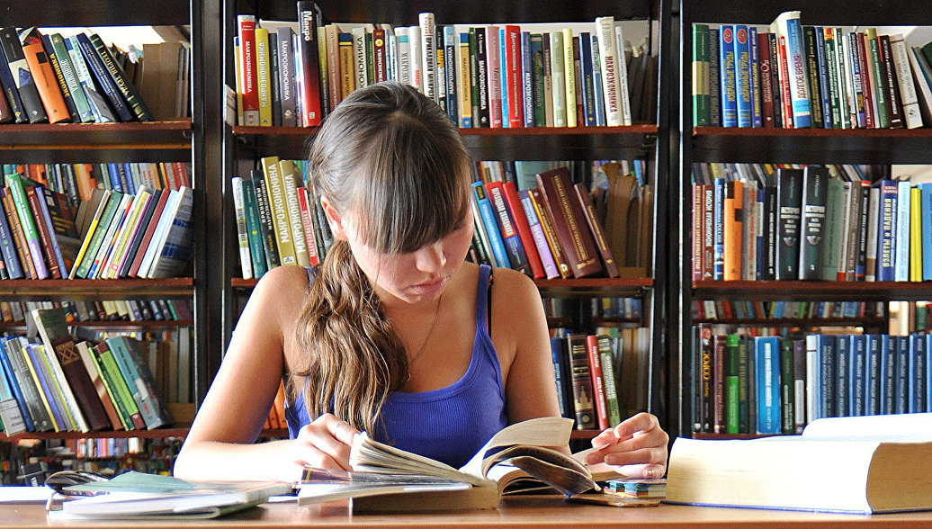 Риа книги. Люди в читальном зале. Люди читают в читальном зале. Девушка работает в читальном зале. Девушка в читальном зале фото художника.