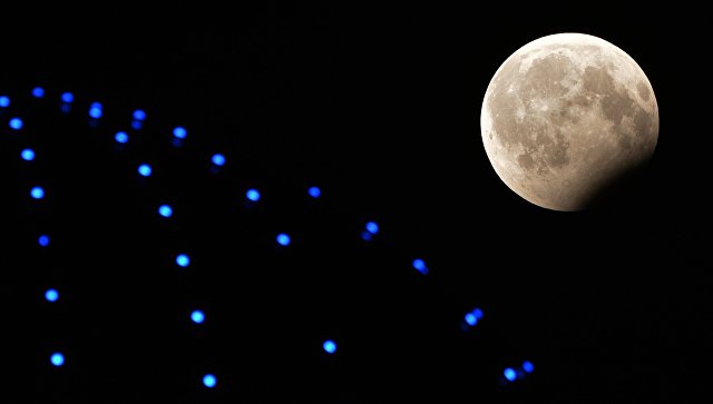 Россияне выложили в соцсетях фото и видео лунного затмения века