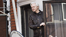 Сооснователь WikiLeaks Джулиан Ассанж на балконе здания посольства Эквадора в Лондоне. Архивное фото Сооснователь WikiLeaks Джулиан Ассанж на балконе здания посольства Эквадора в Лондоне. Архивное фото