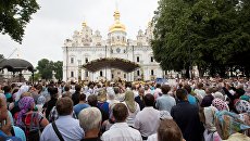 Участники Крестного хода, посвященного 1030-летию Крещения Руси, в Киево-Печерской лавре в Киеве Участники Крестного хода, посвященного 1030-летию Крещения Руси, в Киево-Печерской лавре в Киеве