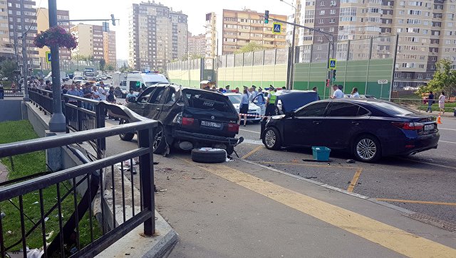 Полиция опрашивает водителя BMW, сбившего пешеходов в Новой Москве