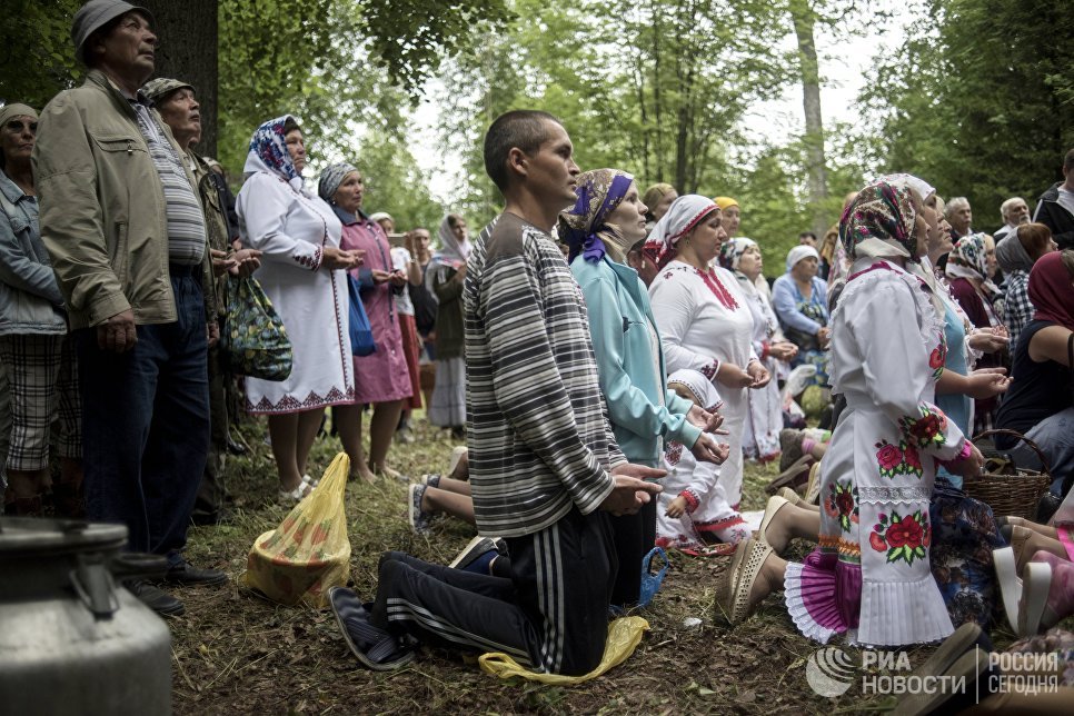 Жители села Шоруньжа во время молитвы очищения на празднике Сярем.