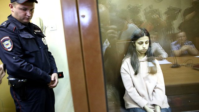 Задержанная по обвинению в убийстве отца 19-летняя Ангелина Хачатурян. Архивное фото