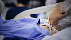 Пожилая пациентка в больнице Пожилая пациентка в больнице