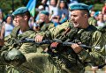 Служащие Воздушно-десантных войск в Парке культуры и отдыха имени Юрия Гагарина в Симферополе Служащие Воздушно-десантных войск в Парке культуры и отдыха имени Юрия Гагарина в Симферополе