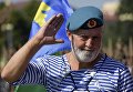 Служащий Воздушно-десантных войск на Дворцовой площади в Санкт-Петербурге Служащий Воздушно-десантных войск на Дворцовой площади в Санкт-Петербурге