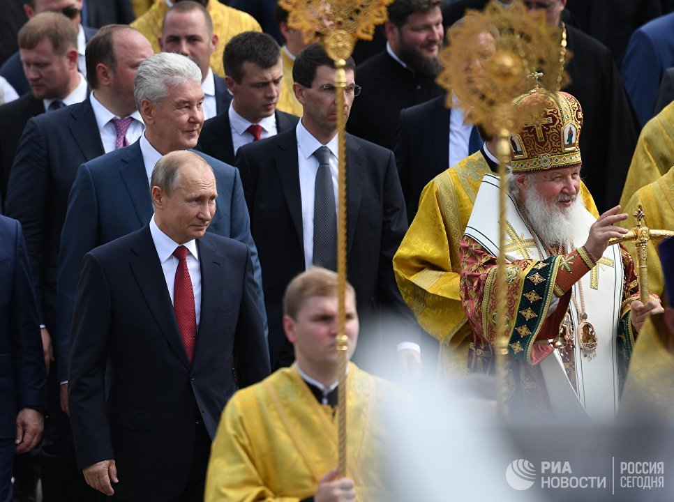 Президент России Владимир Путин и патриарх Московский и всея Руси Кирилл во время крестного хода по случаю 1030-летия Крещения Руси в Москве. Президент России Владимир Путин и патриарх Московский и всея Руси Кирилл во время крестного хода по случаю 1030-летия Крещения Руси в Москве.