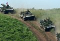 БМП-2 совершают марш перед преодолением водной преграды по понтонному мосту во время показных учений в Приморском крае. БМП-2 совершают марш перед преодолением водной преграды по понтонному мосту во время показных учений в Приморском крае.