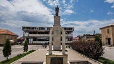 Памятник жертвам грузино-осетинского конфликта Скорбящий Ангел в Цхинвале. Архивное фото Памятник жертвам грузино-осетинского конфликта Скорбящий Ангел в Цхинвале. Архивное фото
