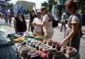 Посетители у прилавка с валяной обувью на фестивале Многонациональная Россия в Москве Посетители у прилавка с валяной обувью на фестивале Многонациональная Россия в Москве