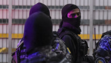 Военные проверяют близлежащие здания после покушения на президента Венесуэлы Николаса Мадуро. 4 августа 2018 Военные проверяют близлежащие здания после покушения на президента Венесуэлы Николаса Мадуро. 4 августа 2018