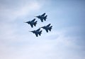 Авиационная группа высшего пилотажа Русские витязи показывает для гостей фестиваля Нашествие фигуры высшего пилотажа Авиационная группа высшего пилотажа Русские витязи показывает для гостей фестиваля Нашествие фигуры высшего пилотажа