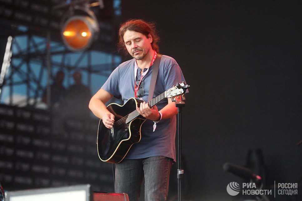 Лидер группы Калинов мост Дмитрий Ревякин во время выступления на музыкальном рок-фестивале Нашествие 2018 в поселке Большое Завидово в Тверской области Лидер группы Калинов мост Дмитрий Ревякин во время выступления на музыкальном рок-фестивале Нашествие 2018 в поселке Большое Завидово в Тверской области