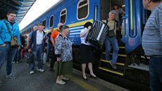 Пассажиры поезда №005 Украина по маршруту Москва-Киев на перроне Центрального вокзал в Киеве Пассажиры поезда №005 Украина по маршруту Москва-Киев на перроне Центрального вокзал в Киеве